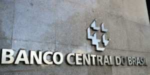 Mercado financeiro ajusta projeções e inflação oficial deve encerrar o ano em 5%